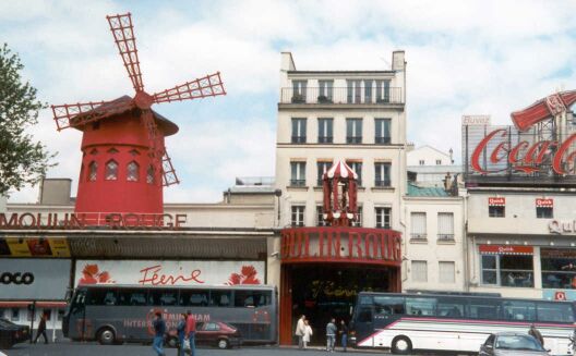 The Moulin Rouge, complete with tour buses, a French fast food restaurant, and Coca-Cola ads. Just the way those bohemians envisioned it. Ahhh...Paris, a moveable extra-value meal.
